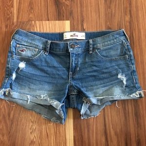 Hollister jean shorts size 7 (28)